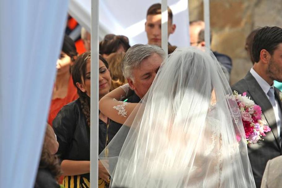Pap Ancelotti bacia contento la figlia Katia. Lapresse